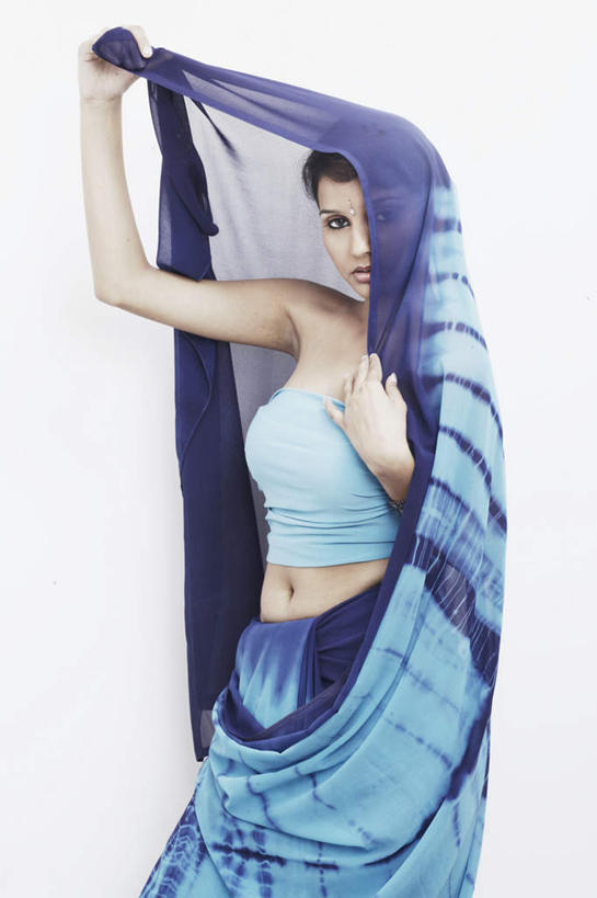 痣,一个人,模特,站,竖图,室内,白天,白色背景,正面,民族服装,亚洲,仅一个年轻女性,仅一个女性,仅一个人,装饰,头巾,注视,蓝色,观察,看,祈福,站着,摄影,服饰,影棚,观看,飘逸,察看,庄重,关注,追求,纱丽,吉祥痣,朱砂痣,雅致,避邪,消灾,纱丽服,清婉,妍丽,迪勒格,年轻女性,女人,女性,亚洲人,印度人,模特儿,站立,半身,彩图,影棚拍摄,传统服装,民俗服,拍摄,奢华