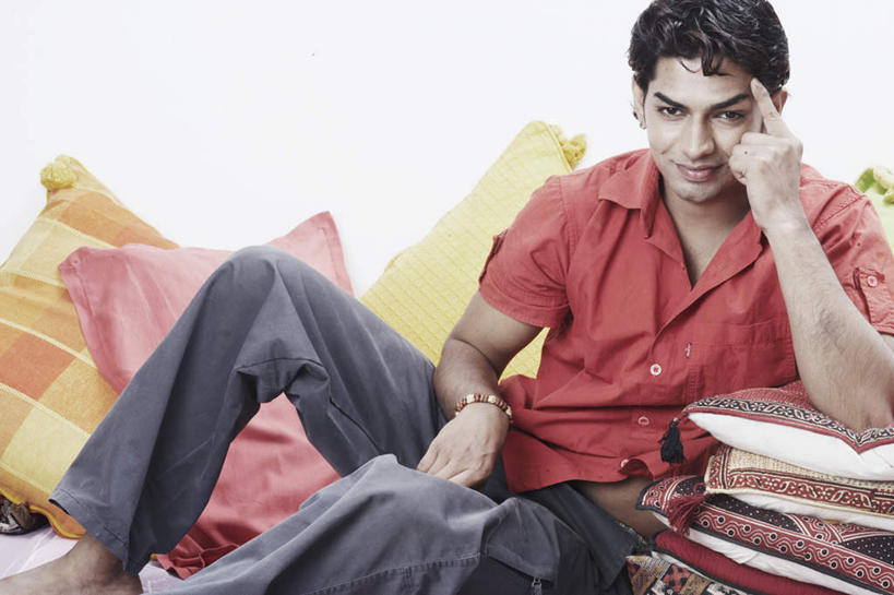 脸,脸颊,一个人,坐,横图,室内,白天,正面,床,靠垫,亚洲,仅一个男性,仅一个人,许多,撑,服装,床单,靠枕,托头,注视,休闲装,被子,仅一个年轻男性,衣服,红色,垫子,枕头,观察,看,托,休闲,休闲服,服饰,单人床,观看,察看,被单,关注,男人,男性,年轻男性,亚洲人,印度人,头部,脸部,脸蛋,面部,坐着,半身,彩图