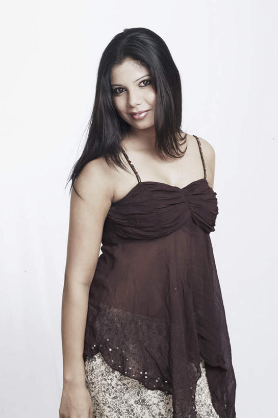 一个人,站,竖图,室内,白天,白色背景,正面,裙子,亚洲,仅一个年轻女性,仅一个女性,仅一个人,连衣裙,棕色,注视,上衣,观察,看,站着,摄影,影棚,观看,半身裙,吊带裙,察看,关注,年轻女性,女人,女性,亚洲人,印度人,站立,半身,彩图,影棚拍摄,拍摄