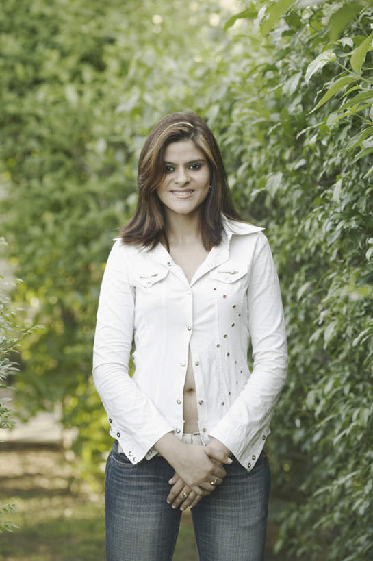 一个人,站,笑,微笑,露齿笑,竖图,室外,白天,正面,亚洲,仅一个年轻女性,仅一个女性,仅一个人,服装,注视,休闲装,衣服,观察,看,站着,休闲,休闲服,服饰,观看,察看,关注,挡书板,书挡,书夹,书立,年轻女性,女人,女性,亚洲人,印度人,站立,半身,彩图