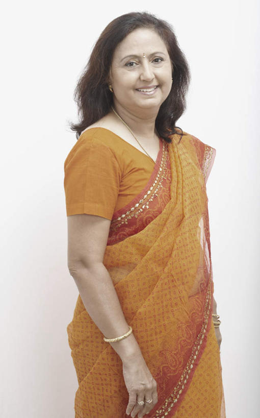 痣,一个人,笑,微笑,露齿笑,竖图,室内,白天,白色背景,正面,民族服装,项链,亚洲,仅一个女性,仅一个人,服装,注视,装饰品,衣服,饰品,首饰,观察,看,祈福,仅一个中年女性,摄影,服饰,影棚,观看,飘逸,察看,衣着,庄重,穿着,关注,追求,纱丽,吉祥痣,朱砂痣,雅致,避邪,消灾,衣饰,纱丽服,清婉,妍丽,迪勒格,女人,女性,中年女性,亚洲人,印度人,半身,彩图,影棚拍摄,传统服装,民俗服,拍摄,奢华