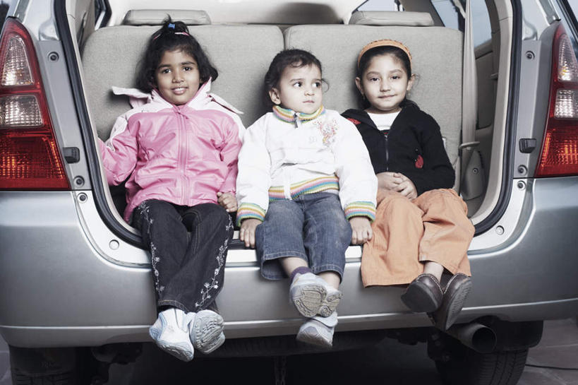 儿童,三个人,伙伴,朋友,坐,笑,微笑,露齿笑,横图,室外,白天,正面,友谊,纯洁,汽车,亚洲,服装,注视,休闲装,车,小孩,衣服,后备箱,交通工具,轿车,观察,看,休闲,休闲服,可爱,童年,童趣,服饰,观看,察看,关注,载具,童真,烂漫,无邪,天真,友情,女孩,女人,女性,亚洲人,印度人,坐着,彩图,全身,女生