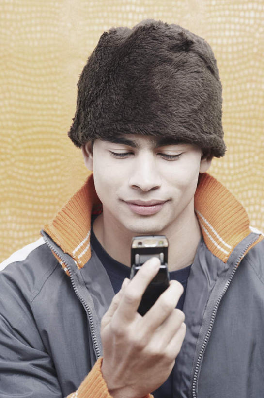 脸,头,脸颊,手,一个人,笑,打电话,微笑,竖图,室内,特写,白天,正面,电话,帽子,手机,亚洲,仅一个男性,仅一个人,握,黄色背景,服装,拿,拿着,注视,休闲装,通讯设备,仅一个年轻男性,衣服,观察,看,休闲,手部,休闲服,握着,摄影,服饰,影棚,观看,察看,关注,无边帽,交流,男人,男性,年轻男性,亚洲人,印度人,头部,脸部,脸蛋,面部,沟通,通话,半身,彩图,影棚拍摄,拍摄
