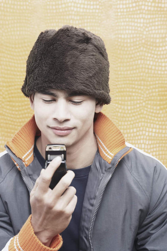 脸,头,脸颊,手,一个人,笑,打电话,微笑,竖图,室内,特写,白天,正面,电话,帽子,手机,亚洲,仅一个男性,仅一个人,握,黄色背景,服装,拿,拿着,注视,休闲装,通讯设备,仅一个年轻男性,衣服,观察,看,休闲,手部,休闲服,握着,摄影,服饰,影棚,观看,察看,关注,无边帽,交流,男人,男性,年轻男性,亚洲人,印度人,头部,脸部,脸蛋,面部,沟通,通话,半身,彩图,影棚拍摄,拍摄