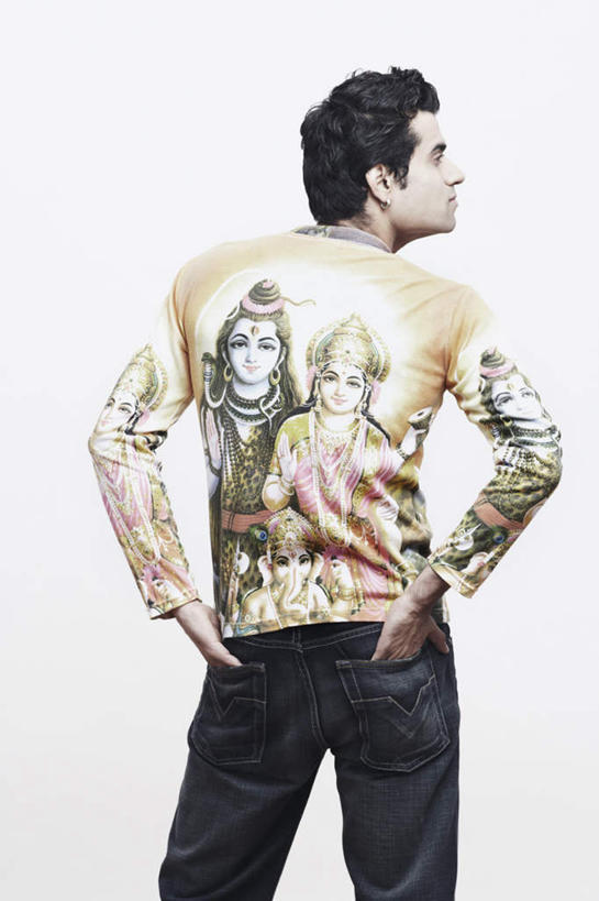 一个人,站,笑,微笑,竖图,室内,白天,白色背景,正面,T恤衫,亚洲,仅一个男性,仅一个人,T恤,注视,仅一个年轻男性,观察,看,站着,摄影,影棚,观看,察看,关注,男人,男性,年轻男性,亚洲人,印度人,插兜,两手抄兜,两手放兜,手插兜,手放口袋,站立,半身,彩图,影棚拍摄,拍摄