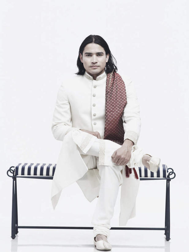 一个人,坐,竖图,室内,白天,白色背景,正面,民族服装,椅子,亚洲,仅一个男性,仅一个人,服装,二郎腿,注视,仅一个年轻男性,衣服,观察,看,摄影,服饰,影棚,观看,察看,衣着,穿着,关注,衣饰,男人,男性,年轻男性,亚洲人,印度人,坐着,彩图,全身,影棚拍摄,传统服装,民俗服,拍摄