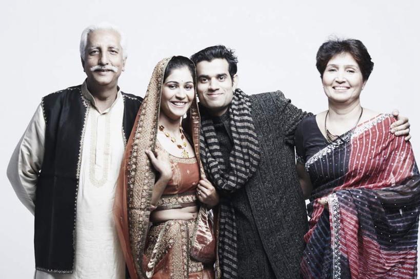 痣,四个人,家庭,夫妻,母亲,父亲,女儿,儿子,新娘,新郎,站,抱,笑,微笑,露齿笑,横图,室内,白天,白色背景,正面,民族服装,爱情,婚礼,快乐,亚洲,庆祝,装饰,结婚,浪漫,注视,围巾,观察,看,祈福,站着,温暖,温馨,喜庆,父女,父子,母女,母子,一家人,恩爱,父爱,母爱,搭,恋人,摄影,服饰,影棚,围脖,抱着,观看,纪念,飘逸,保暖,华丽,点缀,和睦,察看,搂着,御寒,庄重,搭着,关注,追求,纱丽,吉祥痣,朱砂痣,衬托,美观,雅致,雅观,避邪,消灾,纱丽服,清婉,妍丽,迪勒格,男人,男性,年轻男性,年轻女性,女人,女性,中年男性,中年女性,亚洲人,印度人,夫妇,情侣,搂,搂抱,站立,半身,彩图,影棚拍摄,传统服装,民俗服,高兴,拍摄,伴侣,融洽,奢华