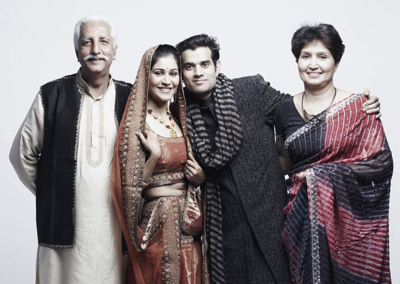 痣,四个人,家庭,夫妻,母亲,父亲,女儿,儿子,新娘,新郎,站,抱,笑,微笑,露齿笑,横图,室内,白天,白色背景,正面,民族服装,爱情,婚礼,快乐,亚洲,庆祝,装饰,结婚,浪漫,注视,围巾,观察,看,祈福,站着,温暖,温馨,喜庆,父女,父子,母女,母子,一家人,恩爱,父爱,母爱,搭,恋人,摄影,服饰,影棚,围脖,抱着,观看,纪念,飘逸,保暖,华丽,点缀,和睦,察看,搂着,御寒,庄重,搭着,关注,追求,纱丽,吉祥痣,朱砂痣,衬托,美观,雅致,雅观,避邪,消灾,纱丽服,清婉,妍丽,迪勒格,男人,男性,年轻男性,年轻女性,女人,女性,中年男性,中年女性,亚洲人,印度人,夫妇,情侣,搂,搂抱,站立,半身,彩图,影棚拍摄,传统服装,民俗服,高兴,拍摄,伴侣,融洽,奢华