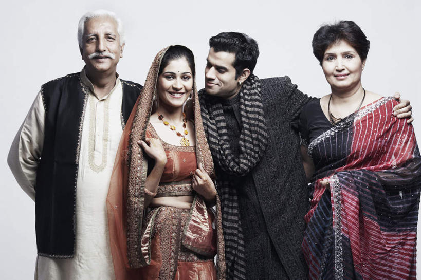 痣,四个人,家庭,夫妻,母亲,父亲,女儿,儿子,新娘,新郎,站,抱,笑,微笑,露齿笑,横图,室内,白天,白色背景,正面,民族服装,爱情,婚礼,快乐,亚洲,庆祝,装饰,结婚,浪漫,注视,围巾,观察,看,祈福,站着,温暖,温馨,喜庆,父女,父子,母女,母子,一家人,恩爱,父爱,母爱,搭,恋人,摄影,服饰,影棚,围脖,抱着,观看,纪念,飘逸,保暖,华丽,点缀,和睦,察看,搂着,御寒,庄重,搭着,关注,追求,纱丽,吉祥痣,朱砂痣,衬托,美观,雅致,雅观,避邪,消灾,纱丽服,清婉,妍丽,迪勒格,男人,男性,年轻男性,年轻女性,女人,女性,中年男性,中年女性,亚洲人,印度人,夫妇,情侣,搂,搂抱,站立,半身,彩图,影棚拍摄,传统服装,民俗服,高兴,拍摄,伴侣,融洽,奢华