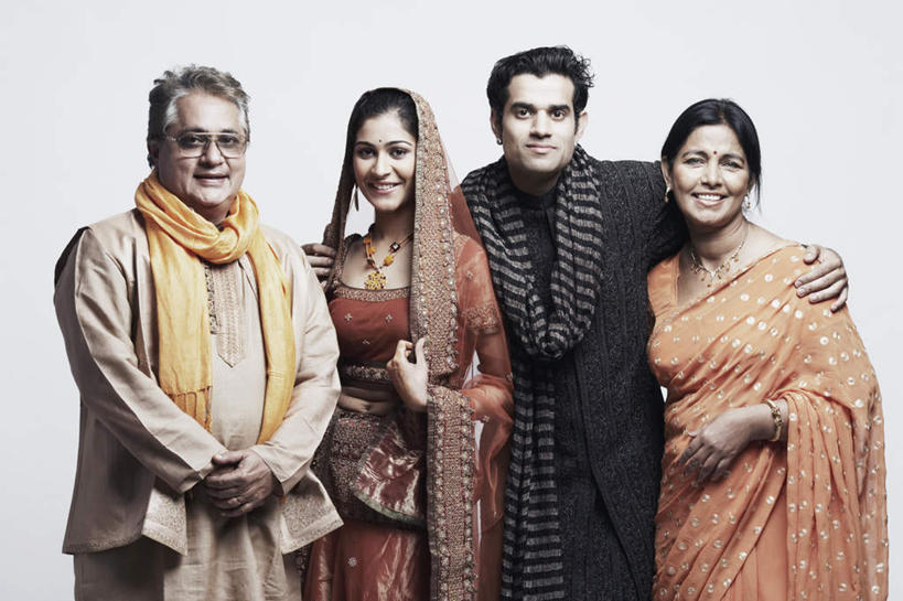 痣,四个人,家庭,夫妻,母亲,父亲,女儿,儿子,新娘,新郎,站,抱,笑,微笑,露齿笑,横图,室内,白天,白色背景,正面,民族服装,爱情,婚礼,快乐,亚洲,庆祝,装饰,结婚,浪漫,注视,围巾,观察,看,祈福,站着,温暖,温馨,喜庆,父女,父子,母女,母子,一家人,恩爱,父爱,母爱,搭,恋人,摄影,服饰,影棚,围脖,抱着,观看,纪念,飘逸,保暖,华丽,点缀,和睦,察看,搂着,御寒,庄重,搭着,关注,追求,纱丽,吉祥痣,朱砂痣,衬托,美观,雅致,雅观,避邪,消灾,纱丽服,清婉,妍丽,迪勒格,男人,男性,年轻男性,年轻女性,女人,女性,中年男性,中年女性,亚洲人,印度人,夫妇,情侣,搂,搂抱,站立,半身,彩图,影棚拍摄,传统服装,民俗服,高兴,拍摄,伴侣,融洽,奢华