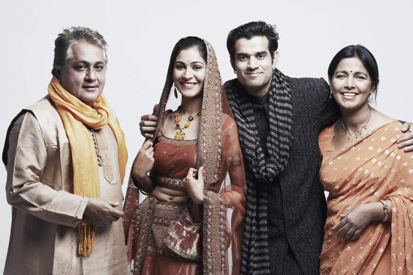 痣,四个人,家庭,夫妻,母亲,父亲,女儿,儿子,新娘,新郎,站,抱,笑,微笑,露齿笑,横图,室内,白天,白色背景,正面,民族服装,爱情,婚礼,快乐,亚洲,庆祝,装饰,结婚,浪漫,注视,围巾,观察,看,祈福,站着,温暖,温馨,喜庆,父女,父子,母女,母子,一家人,恩爱,父爱,母爱,搭,恋人,摄影,服饰,影棚,围脖,抱着,观看,纪念,飘逸,保暖,华丽,点缀,和睦,察看,搂着,御寒,庄重,搭着,关注,追求,纱丽,吉祥痣,朱砂痣,衬托,美观,雅致,雅观,避邪,消灾,纱丽服,清婉,妍丽,迪勒格,男人,男性,年轻男性,年轻女性,女人,女性,中年男性,中年女性,亚洲人,印度人,夫妇,情侣,搂,搂抱,站立,半身,彩图,影棚拍摄,传统服装,民俗服,高兴,拍摄,伴侣,融洽,奢华