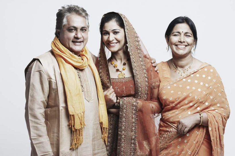 痣,三个人,家庭,夫妻,母亲,父亲,女儿,新娘,站,抱,笑,微笑,露齿笑,横图,室内,白天,白色背景,正面,民族服装,爱情,婚礼,快乐,项链,亚洲,庆祝,装饰,结婚,浪漫,注视,装饰品,饰品,首饰,围巾,观察,看,祈福,站着,温暖,温馨,喜庆,父女,母女,一家人,恩爱,父爱,母爱,恋人,摄影,服饰,影棚,围脖,抱着,观看,纪念,飘逸,保暖,华丽,点缀,和睦,察看,搂着,御寒,庄重,关注,追求,纱丽,吉祥痣,朱砂痣,衬托,美观,雅致,雅观,避邪,消灾,纱丽服,清婉,妍丽,迪勒格,男人,男性,年轻女性,女人,女性,中年男性,中年女性,亚洲人,印度人,夫妇,情侣,搂,搂抱,站立,半身,彩图,影棚拍摄,传统服装,民俗服,高兴,拍摄,伴侣,融洽,奢华