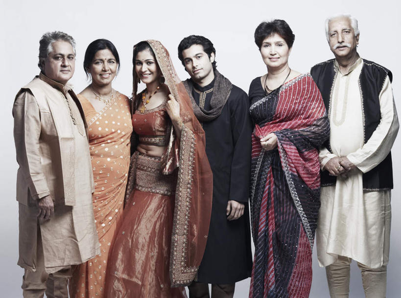 痣,家庭,夫妻,母亲,父亲,女儿,儿子,新娘,新郎,站,抱,笑,微笑,露齿笑,横图,室内,白天,白色背景,正面,民族服装,爱情,婚礼,快乐,亚洲,庆祝,装饰,许多人,结婚,浪漫,注视,围巾,观察,看,祈福,站着,一群人,温暖,温馨,喜庆,父女,父子,母女,母子,一家人,恩爱,父爱,母爱,搭,恋人,摄影,服饰,影棚,围脖,抱着,观看,纪念,飘逸,保暖,华丽,点缀,和睦,察看,搂着,御寒,庄重,搭着,关注,追求,纱丽,吉祥痣,朱砂痣,衬托,美观,雅致,雅观,避邪,消灾,纱丽服,清婉,妍丽,迪勒格,男人,男性,年轻男性,年轻女性,女人,女性,中年男性,中年女性,亚洲人,印度人,夫妇,情侣,搂,搂抱,站立,半身,彩图,影棚拍摄,传统服装,民俗服,高兴,拍摄,伴侣,融洽,奢华