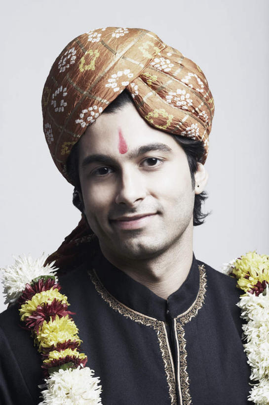 一个人,新郎,站,笑,微笑,露齿笑,竖图,室内,特写,白天,白色背景,正面,民族服装,婚礼,快乐,鸟,亚洲,仅一个男性,仅一个人,服装,庆祝,装饰,盛开,鸟类,花环,头巾,结婚,花蕾,注视,花,花瓣,花朵,鲜花,仅一个年轻男性,衣服,花苞,花蕊,观察,看,站着,喜庆,摄影,服饰,影棚,观看,纪念,华丽,修饰,点缀,察看,衣着,穿着,关注,鸥,银鸥,衬托,美观,雅致,雅观,衣饰,黑背鸥,黄腿鸥,男人,男性,年轻男性,亚洲人,印度人,站立,半身,彩图,影棚拍摄,传统服装,民俗服,高兴,拍摄