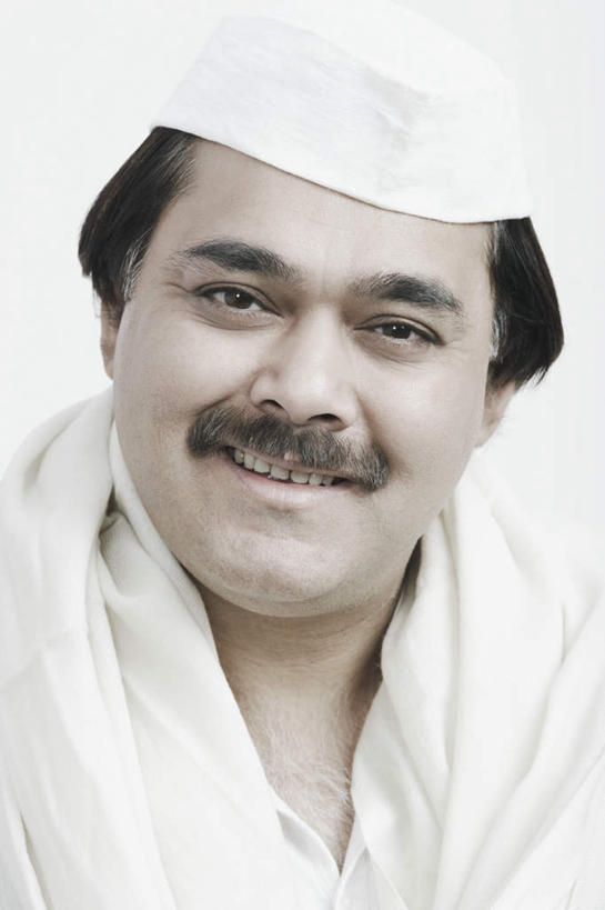 脸,头,脸颊,一个人,笑,微笑,竖图,室内,特写,白天,白色背景,正面,民族服装,帽子,亚洲,仅一个男性,仅一个人,仅一个中年男性,服装,装饰,注视,衣服,围巾,观察,看,温暖,摄影,服饰,影棚,围脖,观看,保暖,华丽,点缀,察看,衣着,御寒,穿着,关注,无边帽,衬托,美观,雅致,雅观,衣饰,男人,男性,中年男性,亚洲人,印度人,头部,脸部,脸蛋,面部,半身,彩图,影棚拍摄,传统服装,民俗服,拍摄