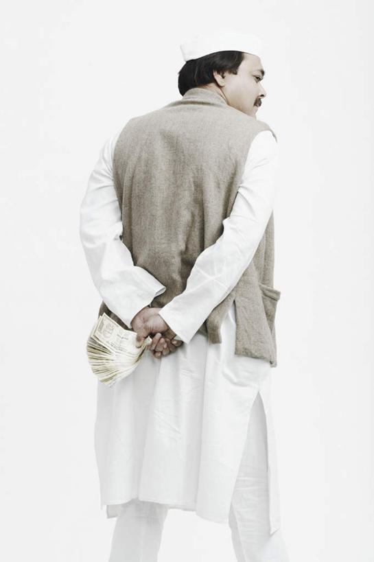 一个人,站,竖图,室内,白天,白色背景,民族服装,钱,帽子,亚洲,仅一个男性,仅一个人,仅一个中年男性,握,服装,钱币,拿,拿着,扭头,背面,衣服,站着,转头,握着,钞票,金融,纸币,摄影,服饰,影棚,经济,衣着,穿着,流通,纸钞,贸易,无边帽,衣饰,货币,现金,男人,男性,中年男性,亚洲人,印度人,站立,半身,彩图,影棚拍摄,传统服装,民俗服,拍摄