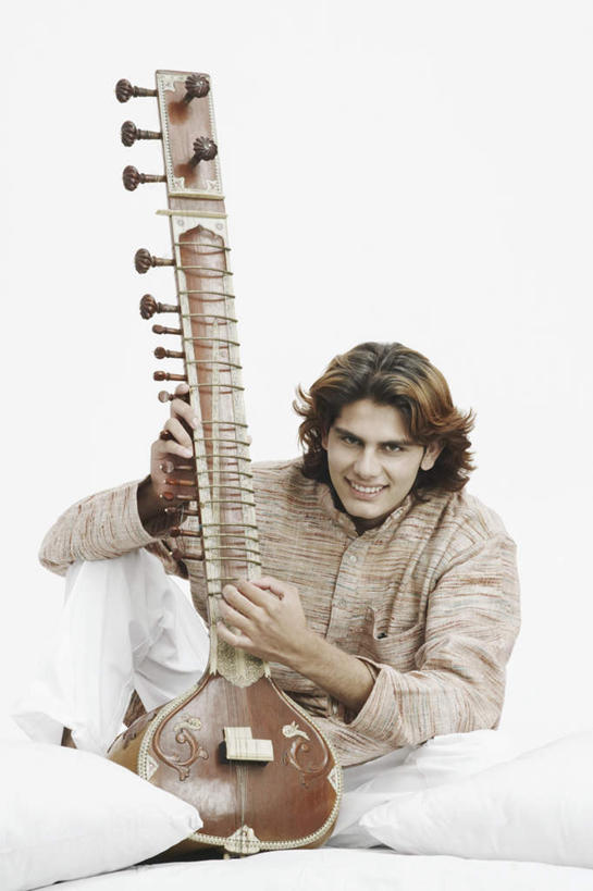 一个人,坐,盘腿,竖图,室内,白天,白色背景,正面,民族服装,靠垫,亚洲,仅一个男性,仅一个人,握,服装,靠枕,乐器,弦乐器,拿,拿着,注视,仅一个年轻男性,衣服,抱枕,枕头,观察,看,握着,摄影,服饰,影棚,观看,察看,衣着,穿着,关注,弓拉弦乐器,弓拉弦鸣乐器,西塔尔,西塔琴,衣饰,锡塔尔琴,男人,男性,年轻男性,亚洲人,印度人,盘腿而坐,盘膝,盘着腿的,盘着腿坐,双腿交叉,坐着,彩图,全身,影棚拍摄,传统服装,民俗服,拍摄