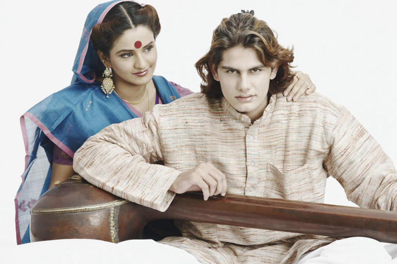 痣,两个人,家庭,夫妻,坐,笑,盘腿,微笑,露齿笑,横图,室内,白天,白色背景,正面,民族服装,爱情,靠垫,亚洲,握,靠枕,乐器,弦乐器,浪漫,拿,拿着,注视,耳环,抱枕,枕头,观察,看,祈福,温暖,温馨,一家人,恩爱,握着,恋人,摄影,服饰,影棚,观看,飘逸,和睦,察看,庄重,关注,弓拉弦乐器,弓拉弦鸣乐器,追求,纱丽,吉祥痣,朱砂痣,雅致,避邪,西塔尔,西塔琴,耳饰,消灾,纱丽服,清婉,妍丽,迪勒格,锡塔尔琴,男人,男性,年轻男性,年轻女性,女人,女性,亚洲人,印度人,年轻人,夫妇,情侣,盘腿而坐,盘膝,盘着腿的,盘着腿坐,双腿交叉,坐着,半身,彩图,影棚拍摄,传统服装,民俗服,拍摄,伴侣,融洽,奢华