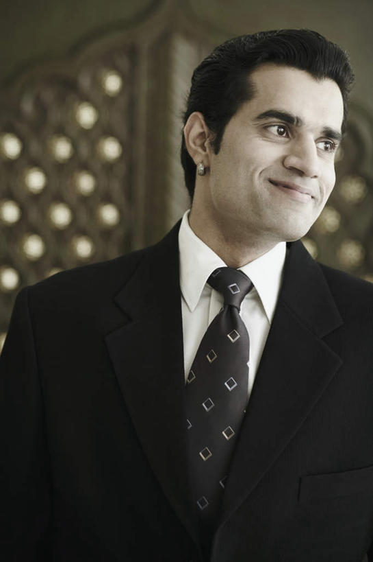 一个人,商务人士,商务男性,站,笑,微笑,竖图,室内,白天,正面,衬衫,西装,门,亚洲,仅一个男性,仅一个人,花纹,套装,正装,节日,朦胧,模糊,领带,注视,职业装,文化,仅一个年轻男性,门框,观察,看,祈祷,站着,健康,许愿,宗教,信仰,观看,纪念,祈求,察看,镀金,关注,商务装,工薪阶层,平安,男人,男性,年轻男性,亚洲人,印度人,白领,上班族,站立,半身,彩图,衬衣