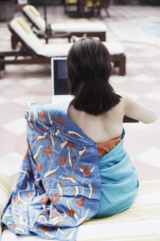 一个人,坐,竖图,室外,白天,民族服装,电脑,笔记本电脑,椅子,亚洲,仅一个年轻女性,仅一个女性,仅一个人,敲打,朦胧,模糊,网络,输入,通讯设备,背面,打字,服饰,飘逸,点击,敲击,无线,庄重,追求,通信设备,无线网络,无线上网,便携式电脑,纱丽,雅致,纱丽服,清婉,妍丽,按键,手提电脑,年轻女性,女人,女性,亚洲人,印度人,坐着,半身,彩图,传统服装,民俗服,奢华