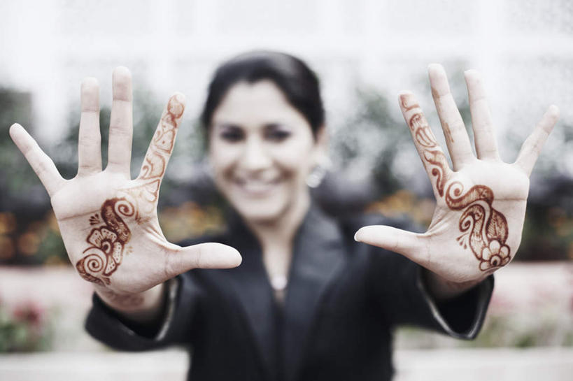 脸,头,脸颊,手,一个人,站,举,笑,微笑,露齿笑,横图,室外,特写,白天,正面,西装,职员,植物,亚洲,双手,仅一个年轻女性,仅一个女性,仅一个人,张开,套装,正装,朦胧,模糊,图案,张开双手,注视,职业装,肩膀,画,树,树木,绿色,自然,观察,看,托,站着,手部,生长,成长,观看,察看,关注,年轻女性,女人,女性,亚洲人,印度人,头部,脸部,脸蛋,面部,白领,商人,上班族,举起,举手,举着,向上举,向上伸,向上托,站立,半身,彩图,白领阶层,办公室职员