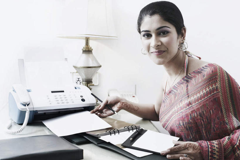 一个人,办公室,坐,笑,打电话,微笑,横图,室内,白天,侧面,民族服装,通讯,职员,家具,台灯,桌子,电话,照明,亚洲,仅一个年轻女性,仅一个女性,仅一个人,撑,握,传输,笔,办公桌,灯光,办公用品,记事本,拿,拿着,注视,通讯设备,灯,文具,本子,笔记本,话筒,学习用品,灯具,观察,看,电话线,握着,通信,服饰,观看,飘逸,传真机,办公设备,文具用品,照亮,传真,察看,撑着,庄重,照明设备,关注,追求,输出设备,纱丽,办公家具,雅致,纱丽服,清婉,妍丽,交流,年轻女性,女人,女性,亚洲人,印度人,白领,商人,上班族,电话机,沟通,通话,坐着,半身,彩图,传统服装,民俗服,白领阶层,办公室职员,奢华