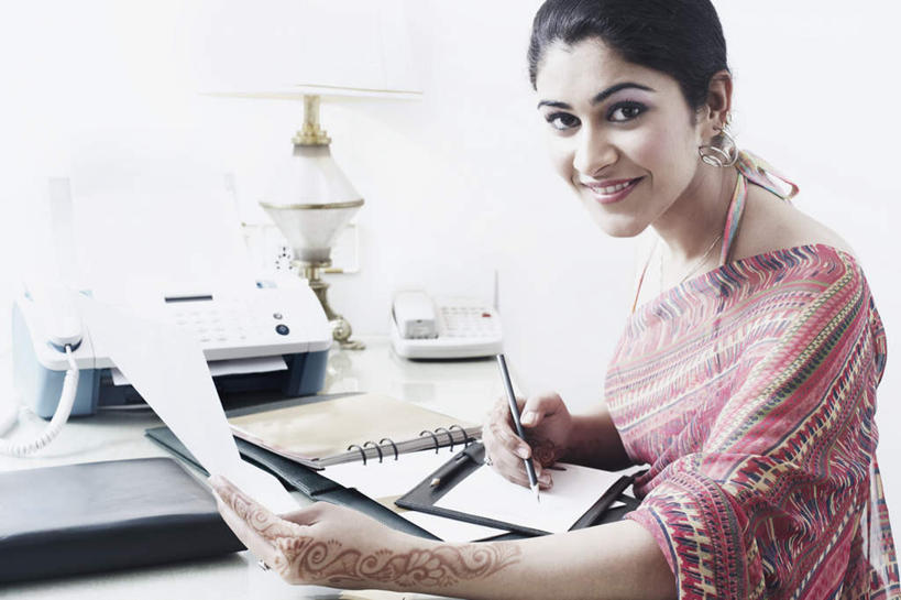 一个人,办公室,坐,笑,打电话,微笑,露齿笑,横图,室内,白天,侧面,民族服装,通讯,职员,家具,台灯,桌子,电话,照明,亚洲,仅一个年轻女性,仅一个女性,仅一个人,撑,握,写,传输,笔,办公桌,灯光,办公用品,记事本,拿,拿着,注视,通讯设备,灯,文具,本子,笔记本,话筒,学习用品,灯具,观察,记录,看,电话线,握着,通信,服饰,观看,飘逸,传真机,办公设备,文具用品,照亮,传真,察看,撑着,庄重,照明设备,关注,追求,输出设备,纱丽,办公家具,雅致,纱丽服,清婉,妍丽,交流,年轻女性,女人,女性,亚洲人,印度人,白领,商人,上班族,电话机,沟通,通话,坐着,半身,彩图,传统服装,民俗服,白领阶层,办公室职员,奢华