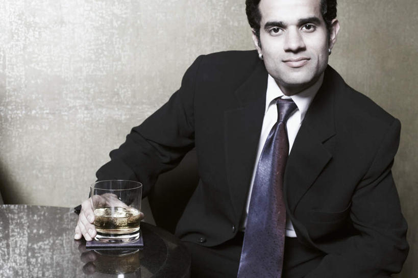 威士忌,一个人,坐,笑,微笑,横图,室内,白天,正面,衬衫,西装,职员,餐桌,桌子,杯子,亚洲,仅一个男性,仅一个人,撑,握,套装,正装,杯垫,领带,酒类,拿,拿着,注视,职业装,玻璃制品,酒,饮料,仅一个年轻男性,水杯,观察,看,握着,餐台,观看,察看,撑着,关注,烈酒,男人,男性,年轻男性,亚洲人,印度人,白领,商人,上班族,玻璃杯,坐着,半身,彩图,衬衣,白领阶层,办公室职员