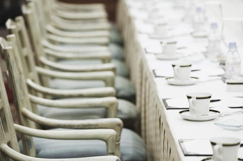 无人,餐厅,横图,俯视,室内,白天,餐桌,桌子,杯子,椅子,一排,朦胧,模糊,整齐,笔,瓷器,木椅,办公用品,咖啡杯,陶瓷制品,菜单,文具,排列,学习用品,餐台,文具用品,队列,瓷杯,彩图,高角度拍摄,餐馆,饭店,饭馆