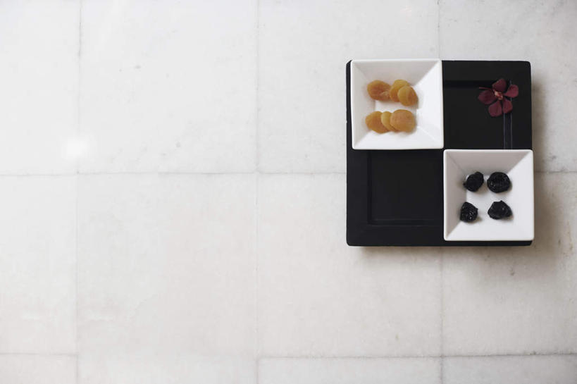 点心,无人,横图,俯视,室内,特写,白天,餐具,朦胧,模糊,盛开,瓷砖,地砖,碟子,盘,食品,地面,花蕾,花,花瓣,花朵,鲜花,食物,红色,盘子,碟,干果,零食,花苞,花蕊,蜜饯,彩图,高角度拍摄