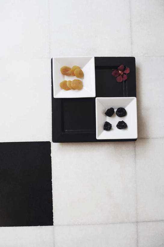 点心,无人,竖图,俯视,室内,特写,白天,餐具,朦胧,模糊,盛开,瓷砖,地砖,碟子,盘,食品,地面,花蕾,花,花瓣,花朵,鲜花,食物,红色,盘子,碟,干果,零食,花苞,花蕊,蜜饯,彩图,高角度拍摄