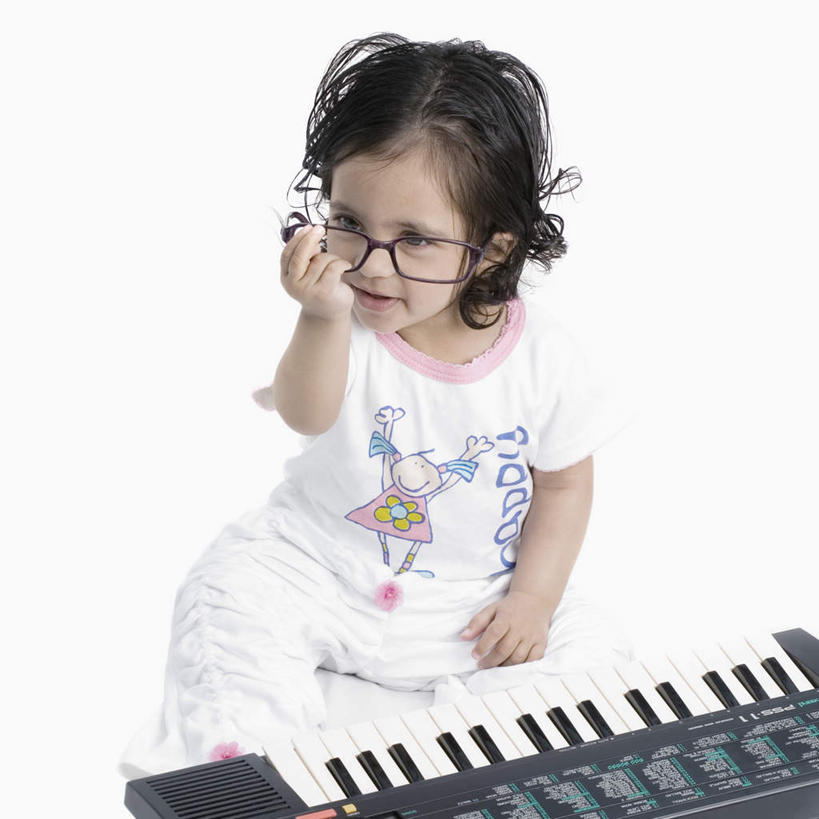 儿童,一个人,坐,方图,俯视,室内,白天,白色背景,游戏,纯洁,键盘,亚洲,仅一个女性,仅一个人,握,服装,眼镜,乐器,拿,玩,拿着,注视,休闲装,娱乐,小孩,衣服,观察,看,仅一个小孩,休闲,休闲服,可爱,童年,童趣,握着,摄影,服饰,影棚,观看,察看,键盘乐器,关注,近视眼镜,童真,烂漫,无邪,天真,女孩,女人,女性,亚洲人,印度人,孩子,玩耍,嬉戏,坐着,彩图,高角度拍摄,全身,影棚拍摄,拍摄,电子琴,女生