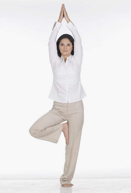 一个人,举,竖图,室内,白天,白色背景,正面,锻炼,瑜伽,运动,亚洲,仅一个年轻女性,仅一个女性,仅一个人,服装,休闲装,衣服,双手合十,托,休闲,休闲服,养生,摄影,服饰,影棚,单脚站立,体育,年轻女性,女人,女性,亚洲人,印度人,举起,举手,举着,向上举,向上伸,向上托,彩图,全身,影棚拍摄,健身,拍摄