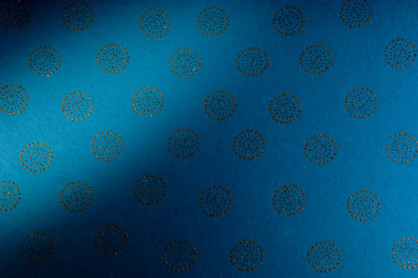 无人,横图,室内,特写,白天,正面,静物,阴影,花纹,透明,反射,纹路,图案,纹理,影子,圆圈,蓝色,肌理,理智,沉静,冷色,高深,冷淡,彩图