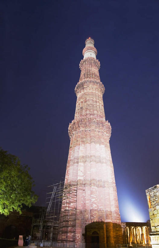 无人,竖图,室外,夜晚,仰视,旅游,度假,名胜古迹,植物,标志建筑,地标,建筑,印度,亚洲,节日,遗迹,古迹,文化,文物,娱乐,建设,古建筑,树,树木,蓝色,绿色,蓝天,天空,自然,天,祈祷,享受,休闲,健康,旅游胜地,放松,许愿,宗教,信仰,生长,成长,纪念,祈求,南亚,古文明,印度共和国,德里,光塔,顾特卜塔,库杜布塔,平安,玩耍,彩图,低角度拍摄,宣礼塔