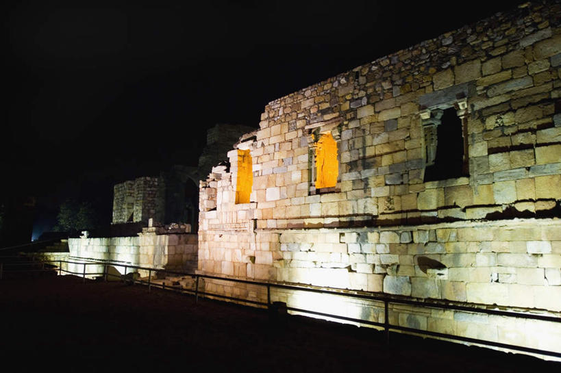 无人,横图,室外,夜晚,仰视,旅游,度假,名胜古迹,标志建筑,地标,建筑,印度,亚洲,节日,遗迹,古迹,文化,文物,娱乐,建设,古建筑,祈祷,享受,休闲,健康,旅游胜地,放松,许愿,宗教,信仰,纪念,祈求,伊斯兰教,清真寺,南亚,古文明,印度共和国,德里,光塔,顾特卜塔,库杜布塔,平安,玩耍,彩图,低角度拍摄,宣礼塔