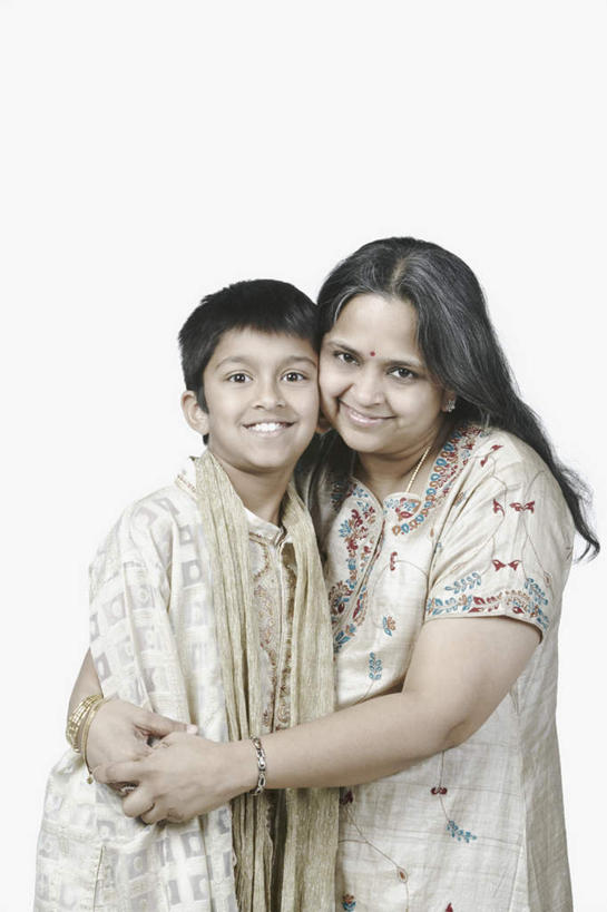 儿童,痣,两个人,家庭,母亲,儿子,站,抱,笑,微笑,露齿笑,竖图,室内,白天,白色背景,正面,民族服装,纯洁,亚洲,注视,小孩,观察,看,祈福,站着,温暖,温馨,母子,一家人,可爱,母爱,童年,童趣,摄影,影棚,抱着,观看,和睦,察看,搂着,关注,童真,烂漫,无邪,吉祥痣,朱砂痣,避邪,消灾,迪勒格,天真,男孩,年轻女性,女人,女性,亚洲人,印度人,孩子,年轻人,搂,搂抱,站立,半身,彩图,影棚拍摄,传统服装,民俗服,拍摄,融洽,男生