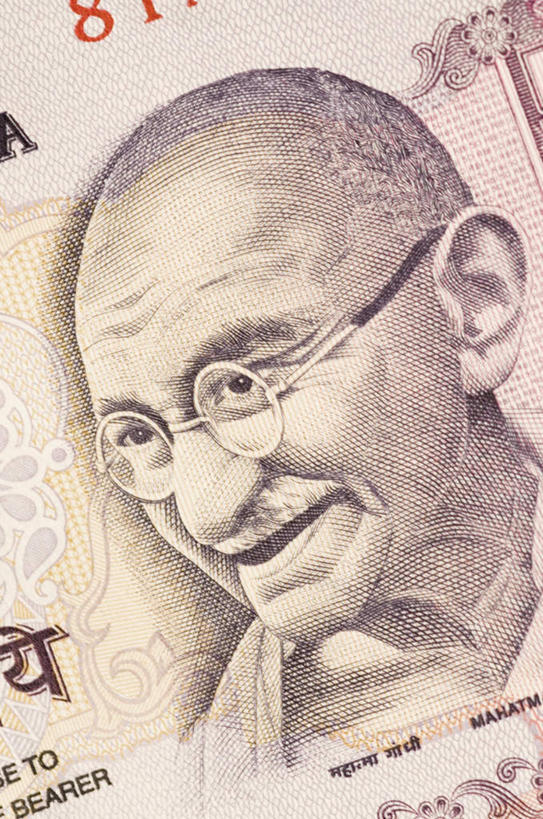 一个人,无人,站,笑,微笑,露齿笑,竖图,俯视,室内,特写,白天,衬衫,钱,静物,印度,亚洲,仅一个男性,仅一个人,钱币,眼镜,注视,历史,观察,看,站着,仅一个老年男性,钞票,金融,纸币,经济,观看,老花镜,察看,关注,流通,纸钞,贸易,历史人物,远视眼镜,甘地,货币,现金,老年男性,男人,男性,亚洲人,印度人,站立,半身,彩图,高角度拍摄,衬衣