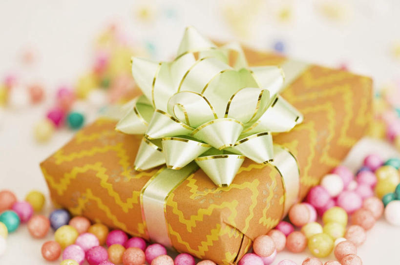 无人,横图,俯视,彩色,室内,特写,白天,静物,礼盒,礼物,朦胧,模糊,装饰,包装,纸盒,缎带,纸屑,盒子,一个,包装盒,礼品盒,礼品,单个,五颜六色,华丽,修饰,碎纸,点缀,五彩缤纷,碎纸条,衬托,美观,雅致,雅观,绚烂,五彩纸屑,彩图,高角度拍摄