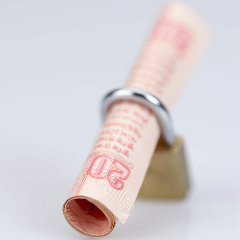 无人,横图,俯视,室内,特写,白天,白色背景,安全,钱,静物,朦胧,模糊,钱币,防护,锁,钞票,金融,纸币,摄影,影棚,经济,保护,卢比,保险,私密,流通,纸钞,贸易,保全,周全,安稳,安定,防盗,平安,货币,现金,彩图,高角度拍摄,影棚拍摄,拍摄