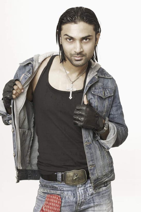 一个人,站,笑,微笑,露齿笑,竖图,室内,白天,白色背景,正面,项链,亚洲,仅一个男性,仅一个人,戴,服装,注视,休闲装,装饰品,仅一个年轻男性,衣服,饰品,首饰,观察,看,站着,休闲,休闲服,摄影,服饰,影棚,观看,察看,夹克,关注,茄克,男人,男性,年轻男性,亚洲人,印度人,站立,半身,彩图,影棚拍摄,拍摄