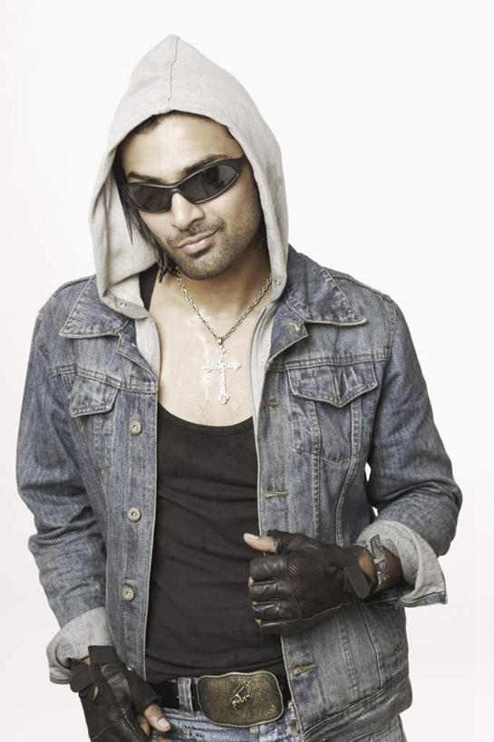 一个人,站,笑,微笑,露齿笑,竖图,室内,白天,白色背景,正面,项链,亚洲,仅一个男性,仅一个人,戴,服装,装饰,墨镜,眼镜,注视,休闲装,装饰品,仅一个年轻男性,衣服,饰品,手套,首饰,太阳镜,太阳眼镜,观察,看,站着,休闲,温暖,休闲服,遮阳镜,摄影,服饰,影棚,观看,保暖,华丽,点缀,察看,夹克,御寒,关注,衬托,美观,雅致,雅观,茄克,男人,男性,年轻男性,亚洲人,印度人,站立,半身,彩图,影棚拍摄,拍摄