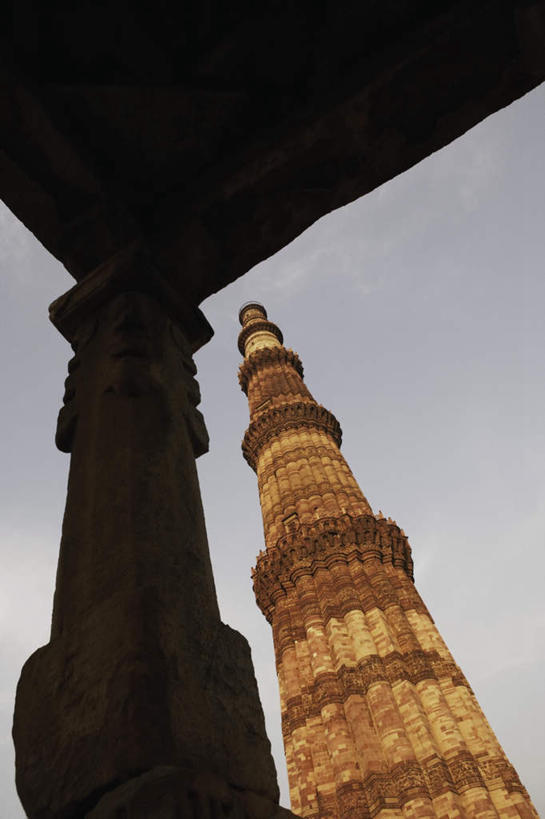 无人,竖图,室外,白天,仰视,旅游,度假,名胜古迹,标志建筑,地标,建筑,印度,亚洲,遗迹,古迹,文物,娱乐,建设,古建筑,蓝色,蓝天,天空,天,享受,休闲,旅游胜地,放松,晴朗,南亚,古文明,万里无云,印度共和国,德里,光塔,顾特卜塔,库杜布塔,晴空,晴空万里,彩图,低角度拍摄,宣礼塔