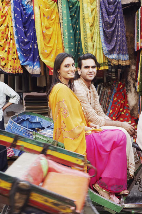 两个人,夫妻,坐,笑,微笑,露齿笑,竖图,室外,白天,侧面,爱情,街道,服装,朦胧,模糊,黄包车,浪漫,注视,休闲装,衣服,人力车,观察,看,休闲,休闲服,恩爱,恋人,服饰,观看,察看,关注,男人,男性,年轻男性,年轻女性,女人,女性,夫妇,情侣,坐着,半身,彩图,伴侣