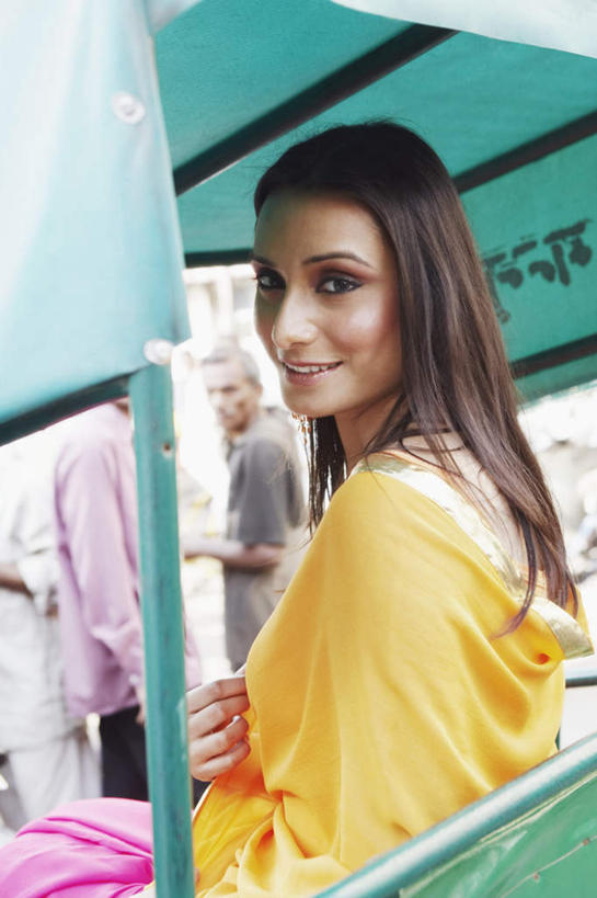 一个人,坐,笑,微笑,露齿笑,竖图,室外,白天,民族服装,亚洲,仅一个年轻女性,仅一个女性,仅一个人,朦胧,模糊,黄包车,扭头,注视,背面,人力车,观察,看,转头,服饰,观看,飘逸,察看,庄重,关注,追求,纱丽,雅致,纱丽服,清婉,妍丽,年轻女性,女人,女性,亚洲人,印度人,坐着,半身,彩图,传统服装,民俗服,奢华