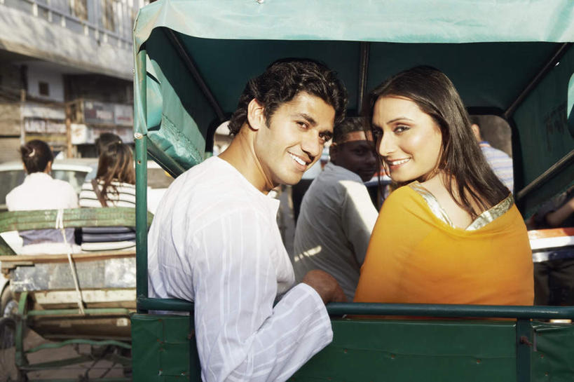 夫妻,坐,笑,微笑,露齿笑,横图,室外,白天,爱情,亚洲,阴影,服装,朦胧,模糊,光线,影子,黄包车,许多人,浪漫,注视,休闲装,背面,衣服,阳光,人力车,观察,看,一群人,休闲,休闲服,恩爱,恋人,服饰,观看,察看,关注,男人,男性,年轻男性,年轻女性,女人,女性,亚洲人,印度人,夫妇,情侣,坐着,半身,彩图,伴侣