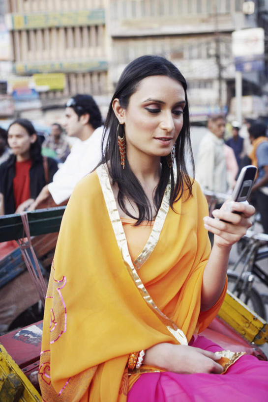 坐,笑,打电话,微笑,竖图,室外,白天,正面,民族服装,电话,手机,亚洲,握,服装,朦胧,模糊,黄包车,许多人,拿,拿着,注视,休闲装,通讯设备,衣服,人力车,观察,看,一群人,休闲,休闲服,握着,服饰,观看,飘逸,察看,庄重,关注,追求,纱丽,雅致,纱丽服,清婉,妍丽,交流,男人,男性,年轻男性,年轻女性,女人,女性,亚洲人,印度人,沟通,通话,坐着,半身,彩图,传统服装,民俗服,奢华