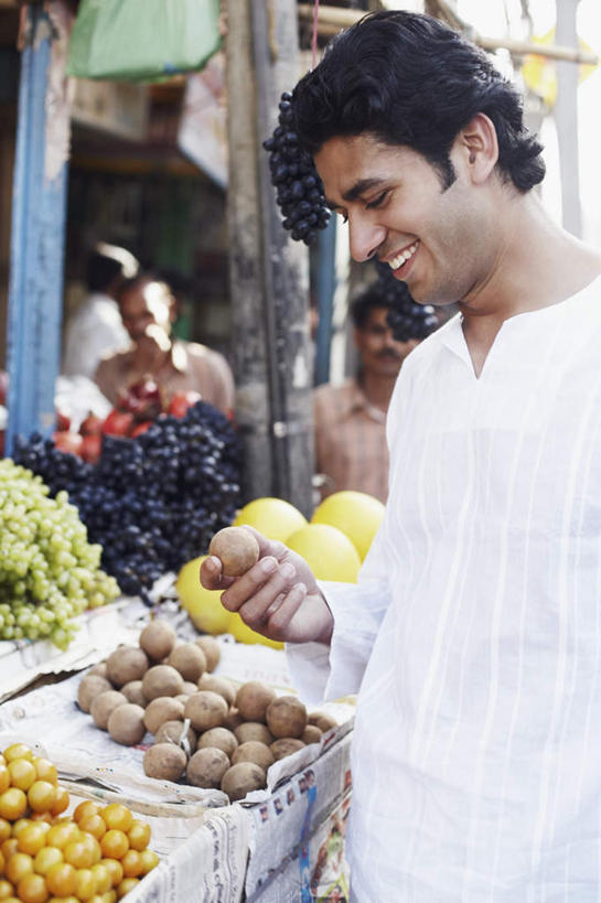 站,笑,微笑,露齿笑,竖图,室外,白天,侧面,葡萄,水果,亚洲,服装,朦胧,模糊,新鲜,生食,食品,水果摊,果实,许多人,拿,拿着,注视,休闲装,食物,衣服,低头,观察,看,站着,一群人,休闲,休闲服,服饰,有机食品,绿色食品,观看,茄瓜,香瓜梨,察看,关注,人参果,水果店,长寿果,金参果,人生果,香瓜茄,香艳梨,香艳芒果,香艳茄,紫香茄,男人,男性,年轻男性,年轻女性,女人,女性,亚洲人,印度人,山葫芦,蒲桃,草龙珠,站立,半身,彩图