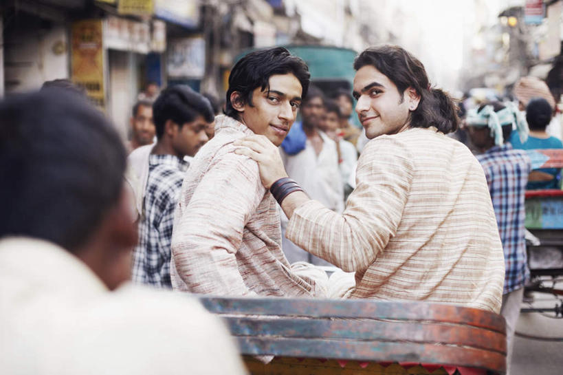 伙伴,朋友,坐,笑,微笑,横图,室外,白天,友谊,街道,亚洲,服装,朦胧,模糊,黄包车,许多人,扭头,注视,休闲装,背面,衣服,人力车,观察,看,转头,一群人,休闲,休闲服,搭,服饰,观看,察看,关注,友情,男人,男性,年轻男性,年轻女性,女人,女性,亚洲人,印度人,坐着,半身,彩图