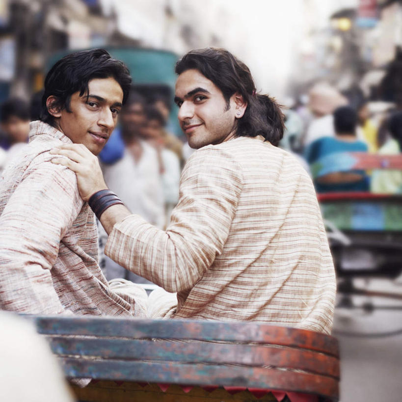 伙伴,朋友,坐,笑,微笑,横图,室外,白天,友谊,街道,亚洲,服装,朦胧,模糊,黄包车,许多人,扭头,注视,休闲装,背面,衣服,人力车,观察,看,转头,一群人,休闲,休闲服,搭,服饰,观看,察看,关注,友情,男人,男性,年轻男性,年轻女性,女人,女性,亚洲人,印度人,坐着,半身,彩图